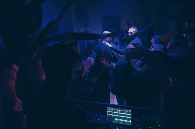 Serata con dj set nella sala ballo di Reviere Studio
