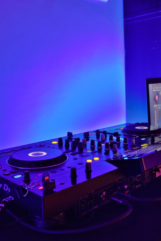 Serata con dj set nella sala ballo di Reviere Studio