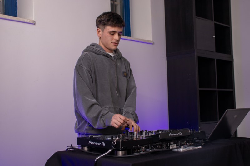 Serata con dj set nella sala ballo di Reviere Studio