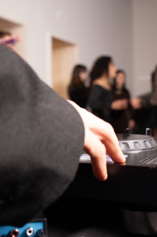 Serata con dj set nella sala ballo di Reviere Studio